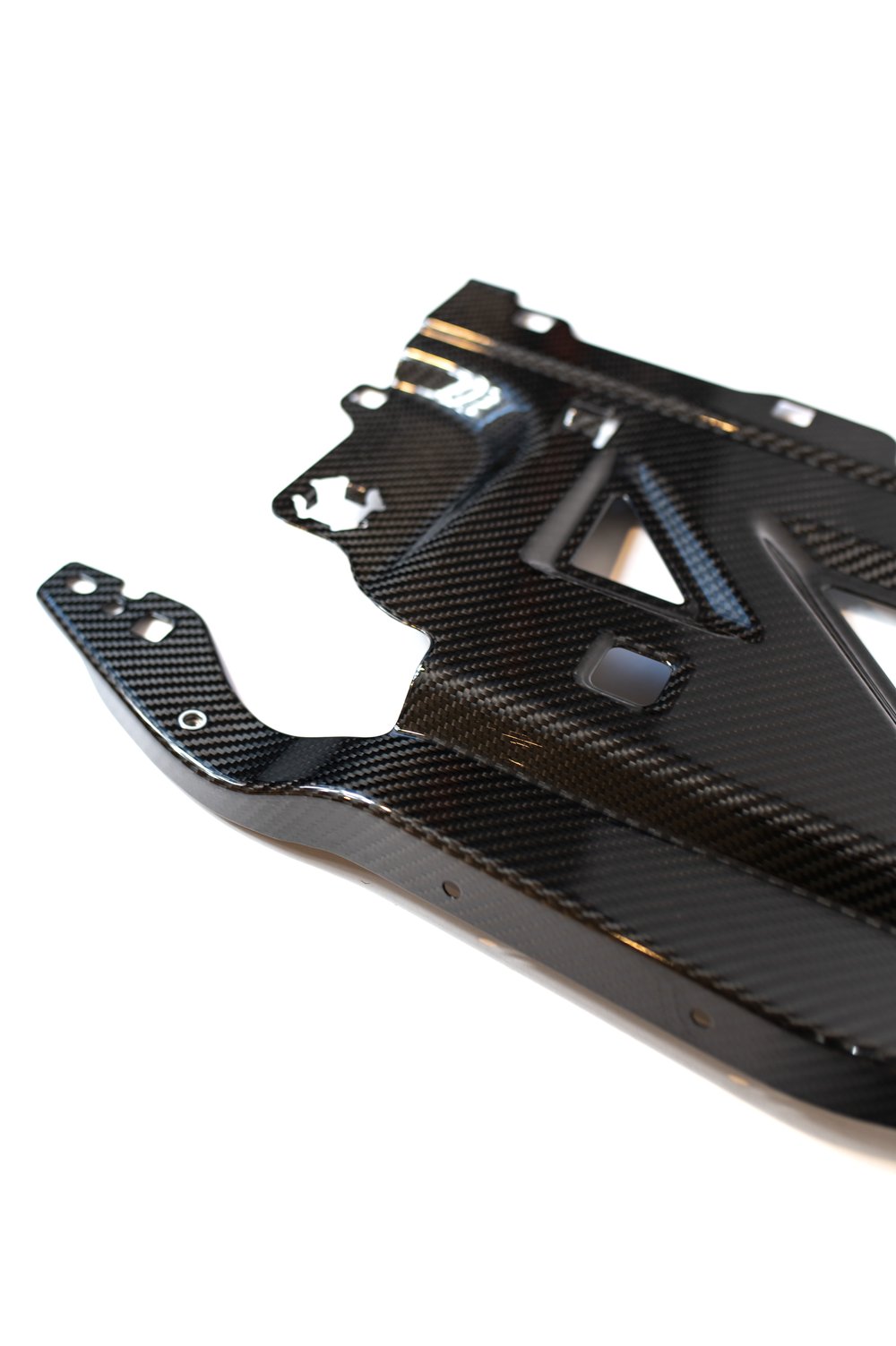 Dry carbon cooling shroud for G8X