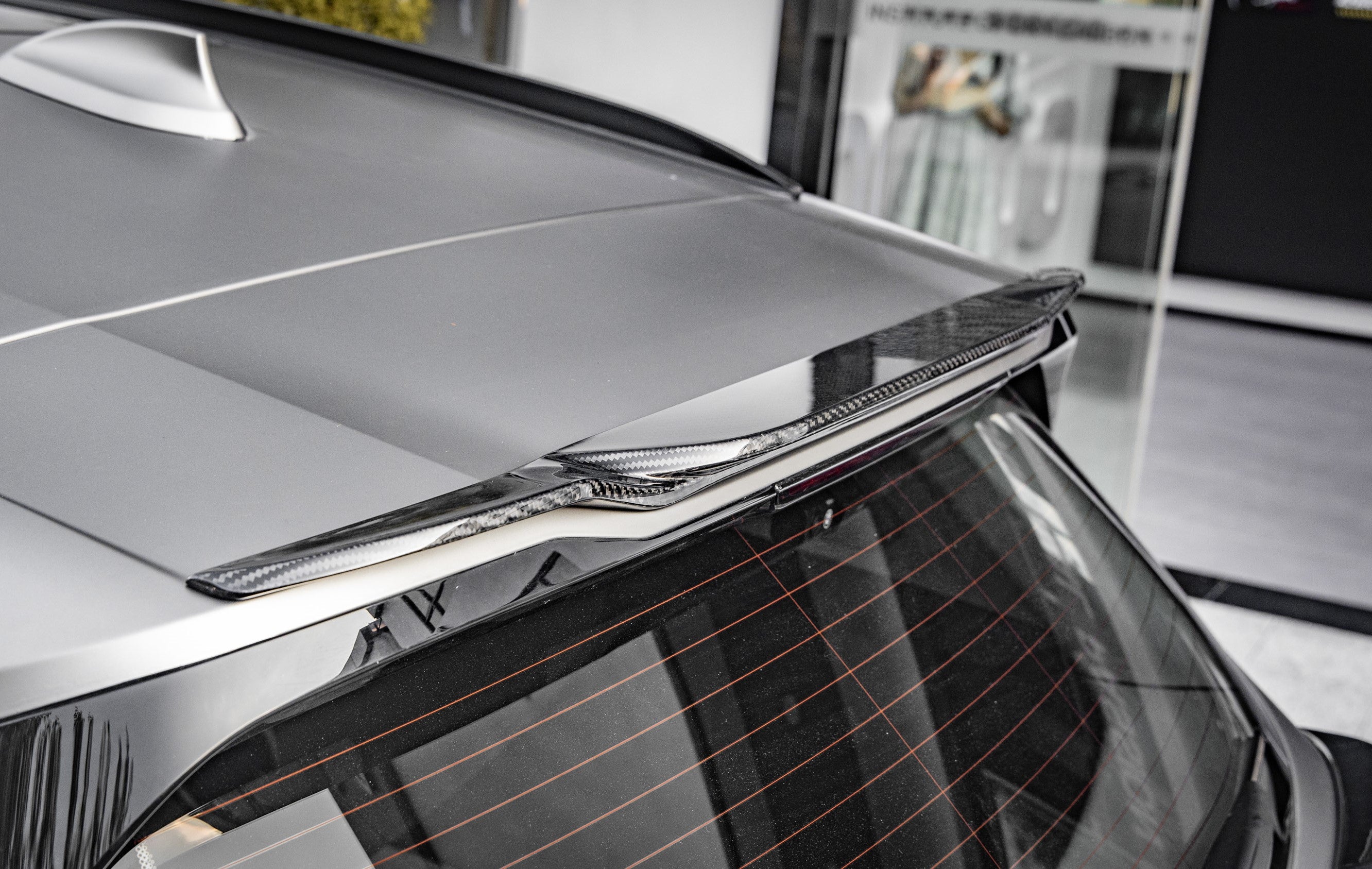 Performance dry carbon roof spoiler G08i iX3